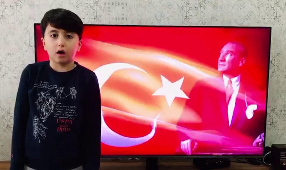 Erzurum'da bayrak törenini, ellerinde bayraklarla balkonlardan takip ettiler
