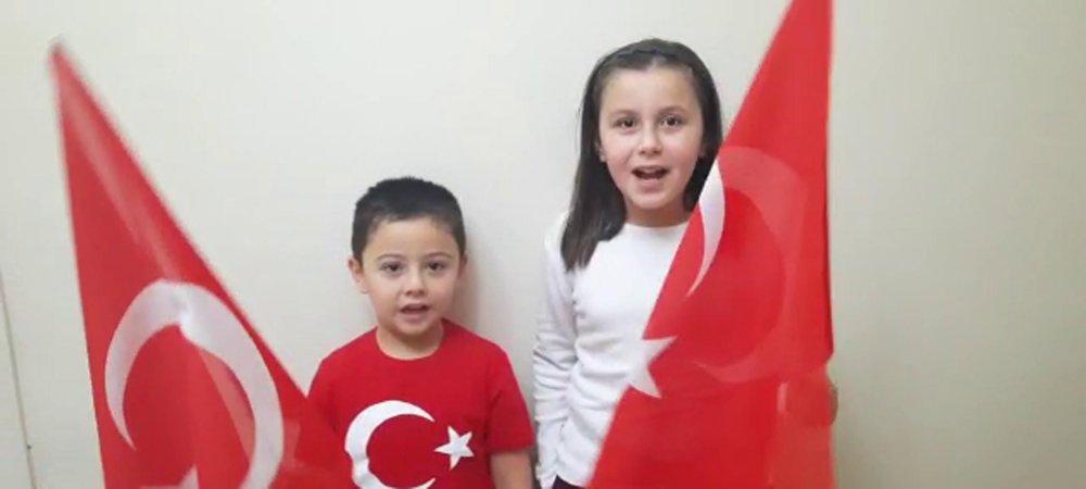 Erzurum'da bayrak törenini, ellerinde bayraklarla balkonlardan takip ettiler