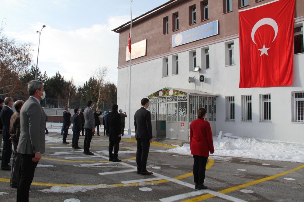 Erzurum'da bayrak törenini, ellerinde bayraklarla balkonlardan takip ettiler