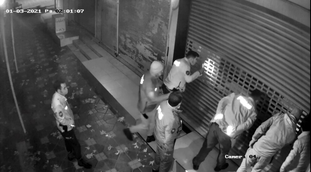 İçinde 18 kilo altın bulunan çelik kasayı delmeye çalışırken yakalandılar