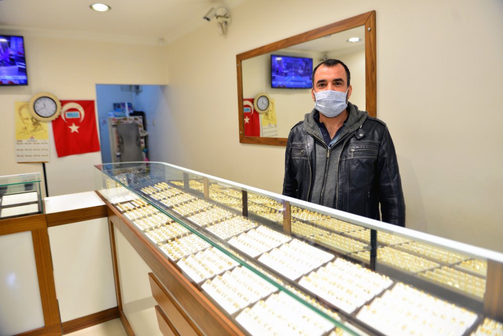 İçinde 18 kilo altın bulunan çelik kasayı delmeye çalışırken yakalandılar