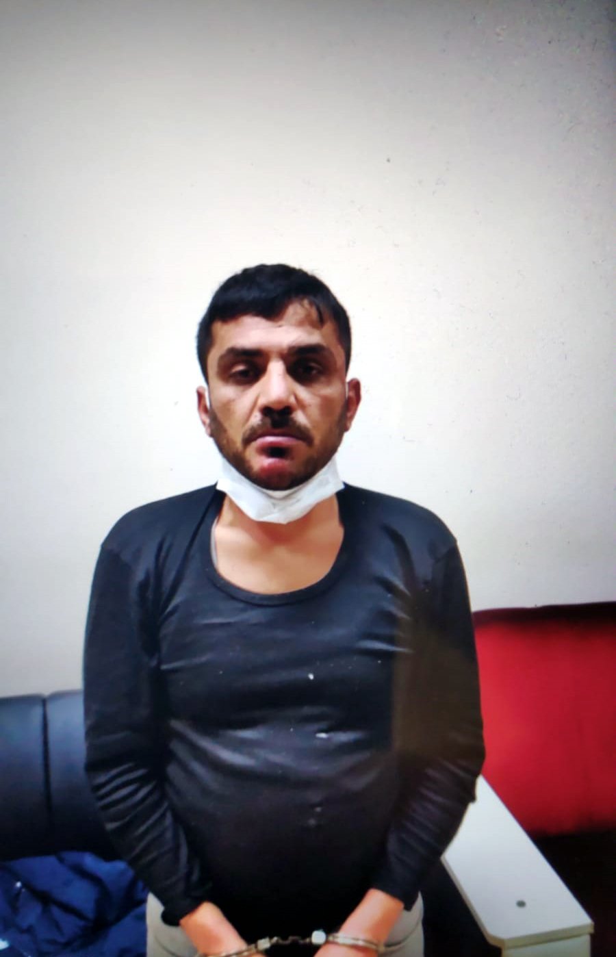 İçinde 18 kilo altın bulunan çelik kasayı delmeye çalışırken yakalandılar