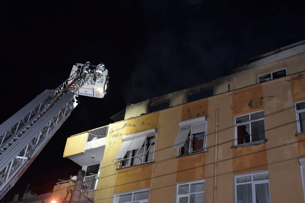 İzmir'de 5 katlı binanın çatı katında yangın paniğe neden oldu
