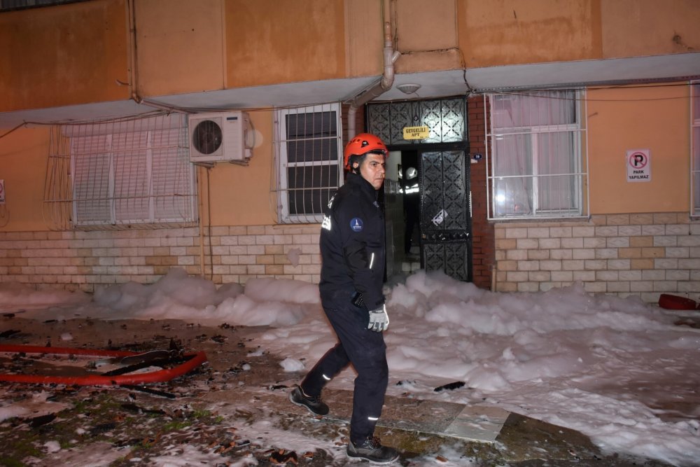 İzmir'de 5 katlı binanın çatı katında yangın paniğe neden oldu