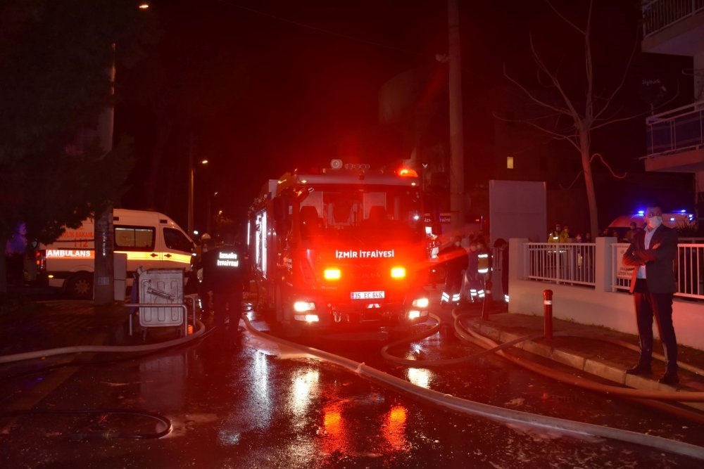 İzmir'de 5 katlı binanın çatı katında yangın paniğe neden oldu