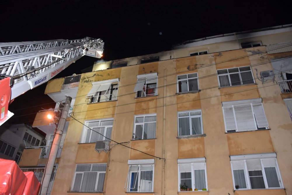 İzmir'de 5 katlı binanın çatı katında yangın paniğe neden oldu