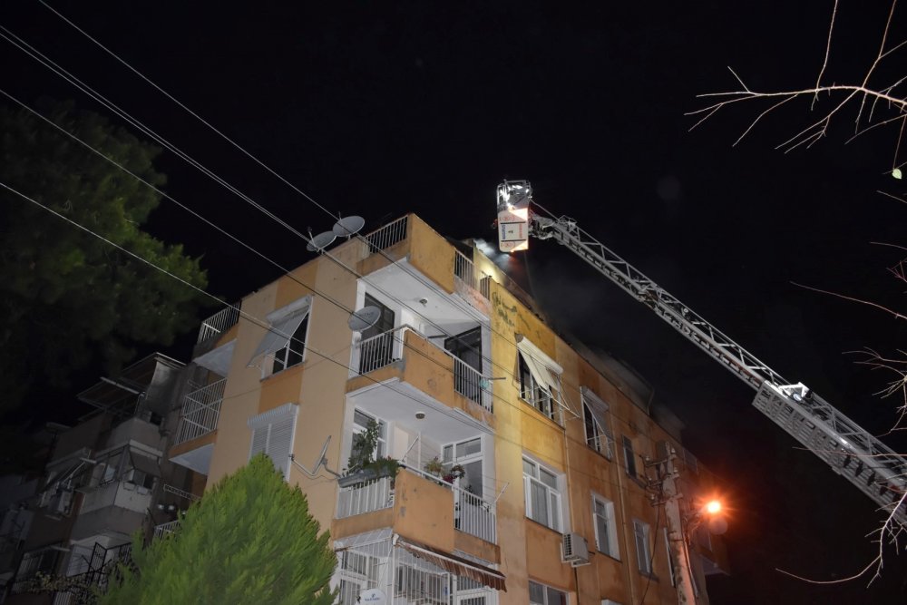 İzmir'de 5 katlı binanın çatı katında yangın paniğe neden oldu