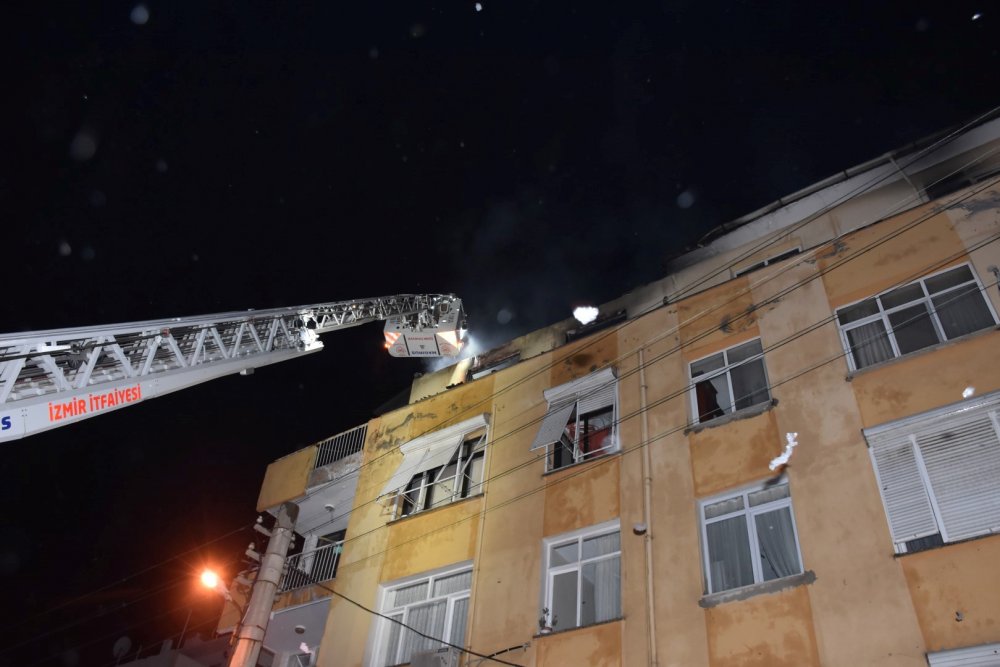 İzmir'de 5 katlı binanın çatı katında yangın paniğe neden oldu