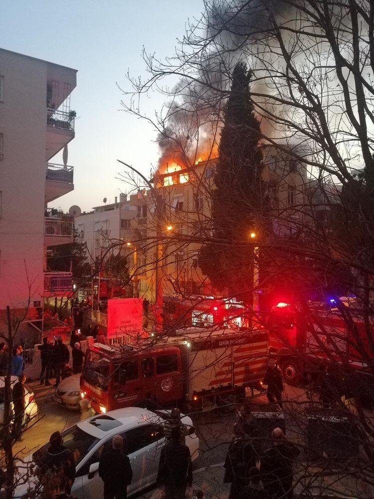 İzmir'de 5 katlı binanın çatı katında yangın paniğe neden oldu