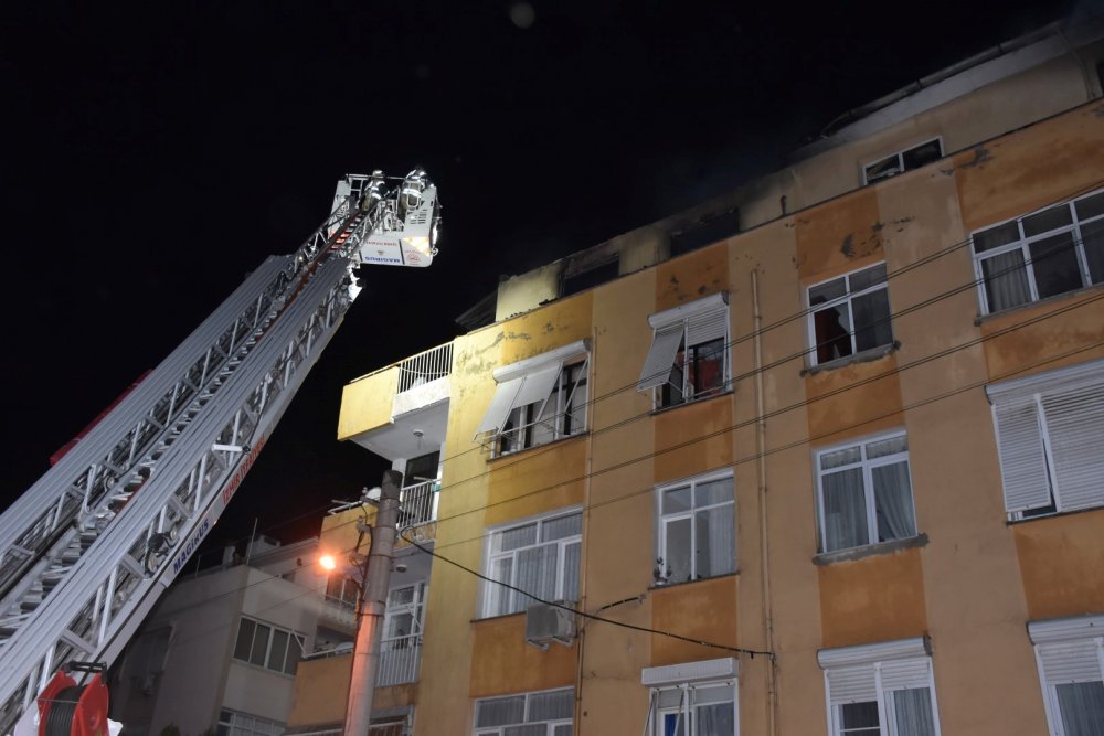 İzmir'de 5 katlı binanın çatı katında yangın paniğe neden oldu