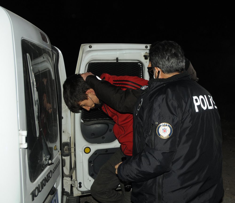 Kısıtlamayı ihlal eden iki şüpheli uyuşturucu ile yakalandı