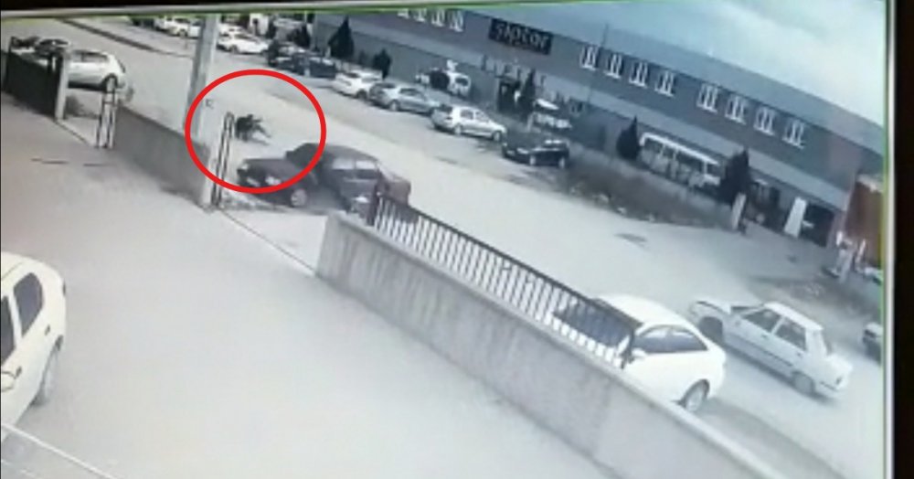 Otomobile çarpan motosikletteki 2 kişinin 20 metre sürüklendi