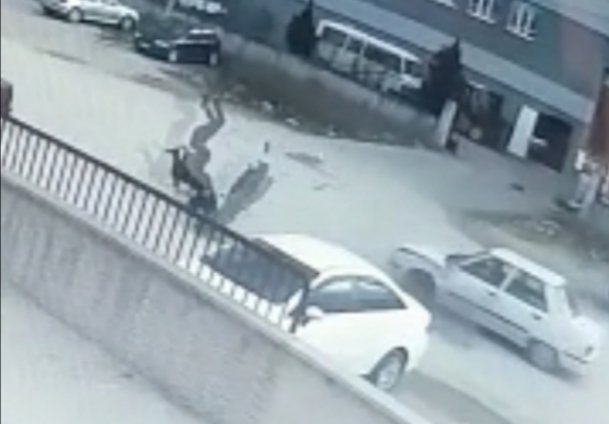 Otomobile çarpan motosikletteki 2 kişinin 20 metre sürüklendi