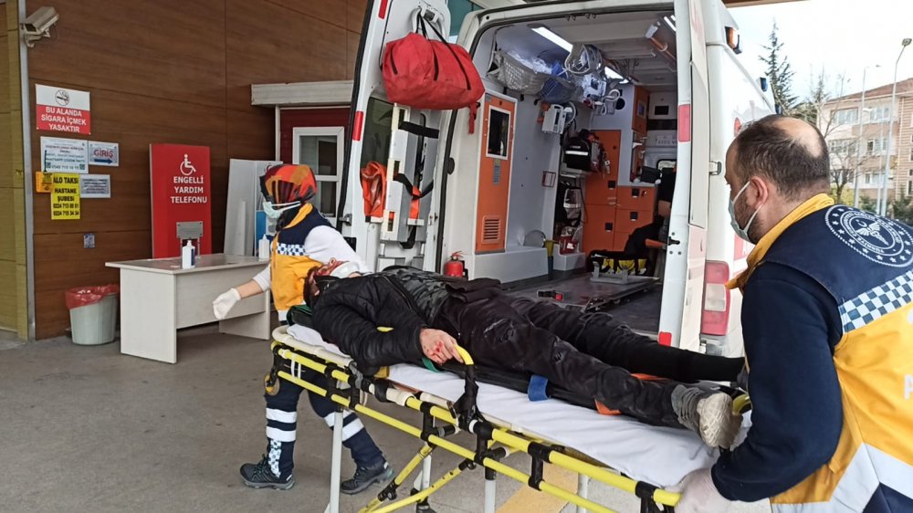 Otomobile çarpan motosikletteki 2 kişinin 20 metre sürüklendi