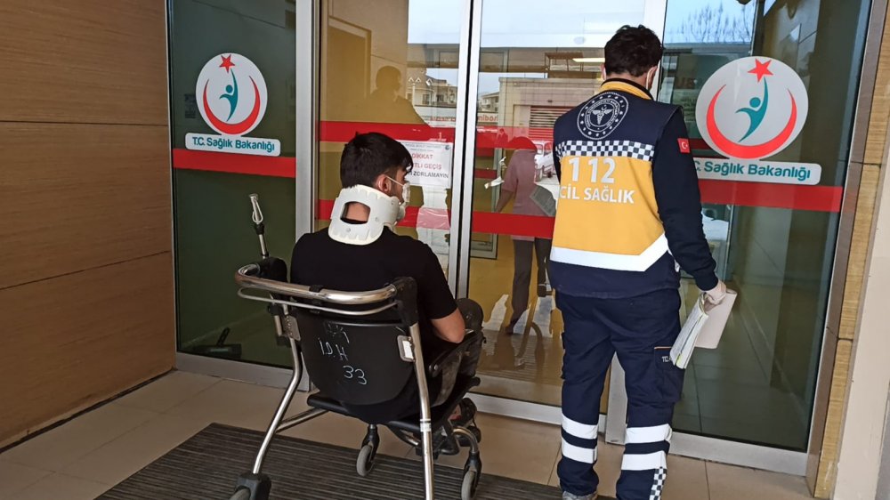 Otomobile çarpan motosikletteki 2 kişinin 20 metre sürüklendi