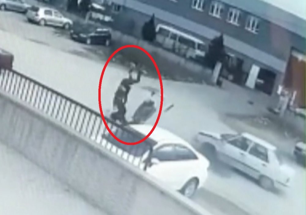 Otomobile çarpan motosikletteki 2 kişinin 20 metre sürüklendi