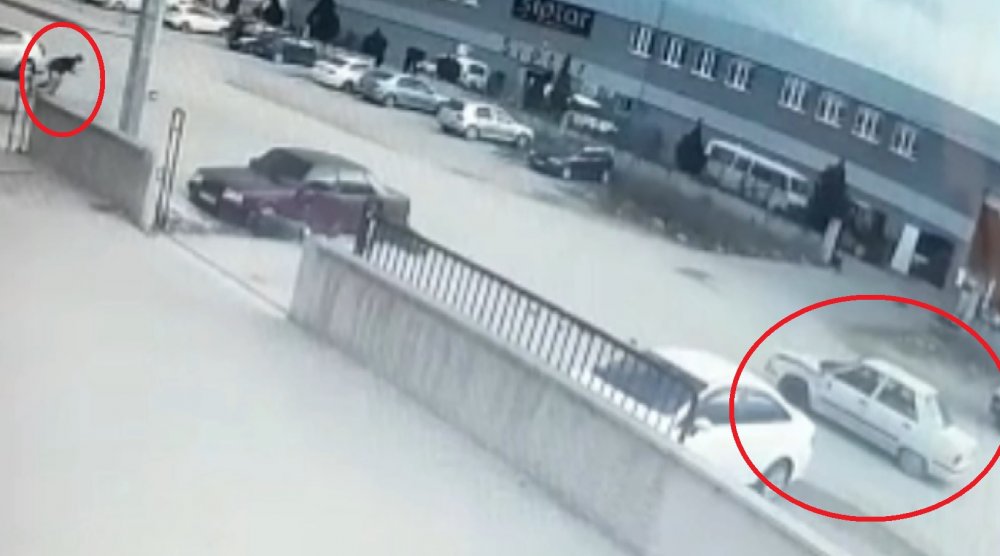 Otomobile çarpan motosikletteki 2 kişinin 20 metre sürüklendi