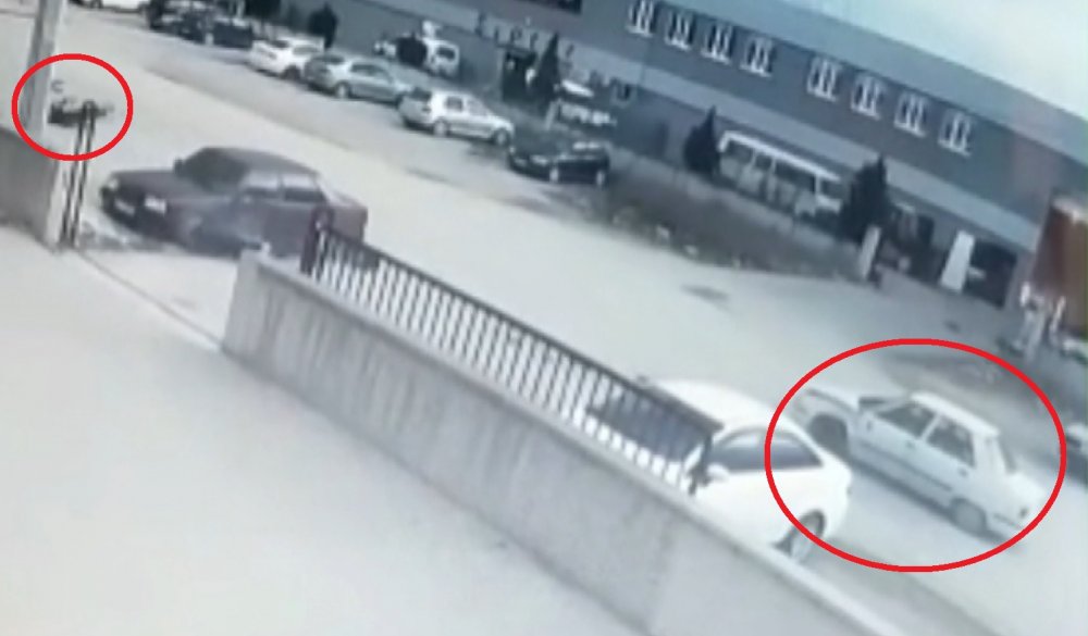 Otomobile çarpan motosikletteki 2 kişinin 20 metre sürüklendi