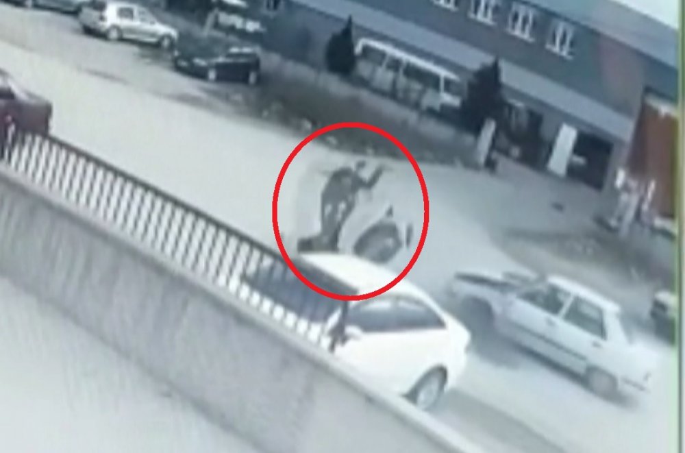 Otomobile çarpan motosikletteki 2 kişinin 20 metre sürüklendi