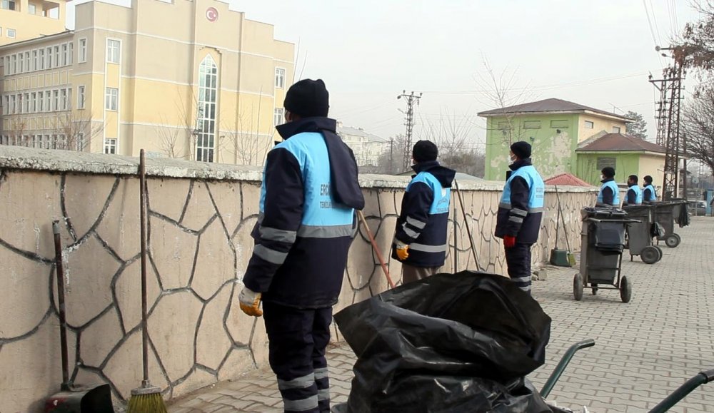 Van'da temizlik işçileri, süpürgelerini bırakarak bayrak törenine eşlik etti