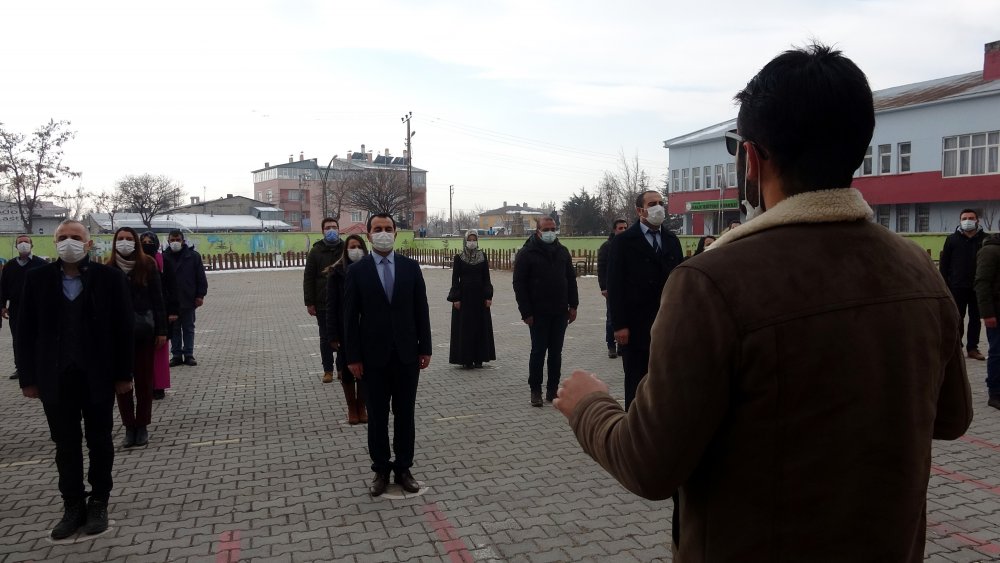 Van'da temizlik işçileri, süpürgelerini bırakarak bayrak törenine eşlik etti
