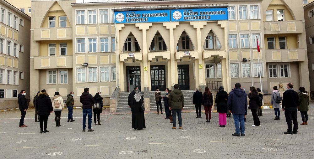 Van'da temizlik işçileri, süpürgelerini bırakarak bayrak törenine eşlik etti