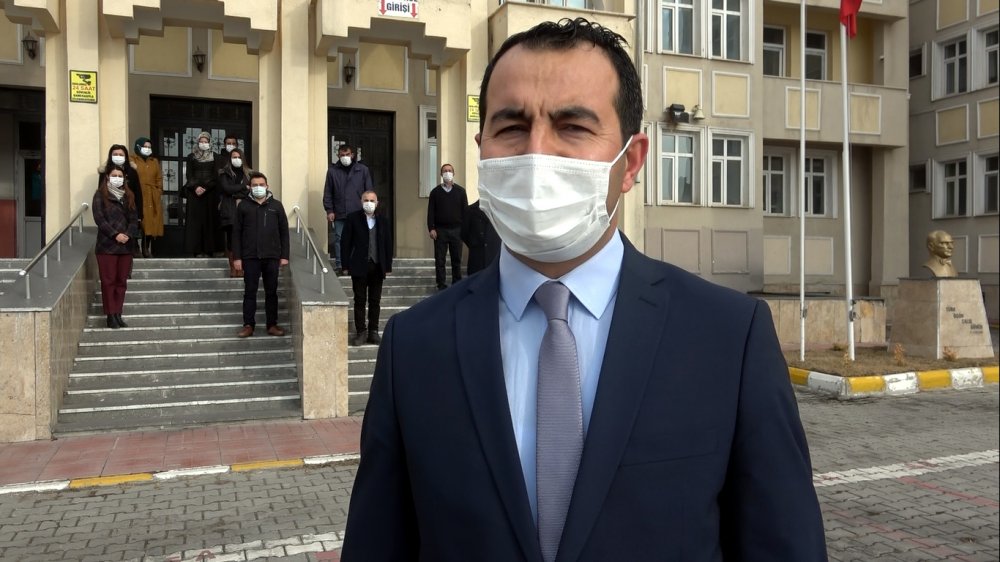 Van'da temizlik işçileri, süpürgelerini bırakarak bayrak törenine eşlik etti