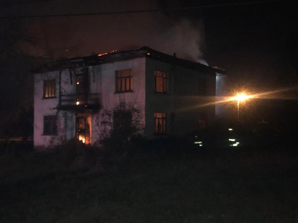 Hendek'te 2 katlı ev çıkan yangın kullanılmaz hale geldi 