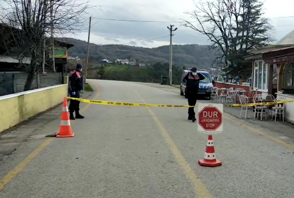 Karantinayı ihlal edenlerin evinin önünde jandarmalı önlem