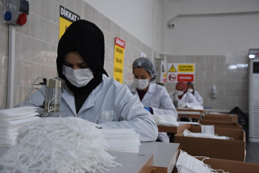 Kütahya’da 50 kadın, 9 ayda 4 milyon maske üretti