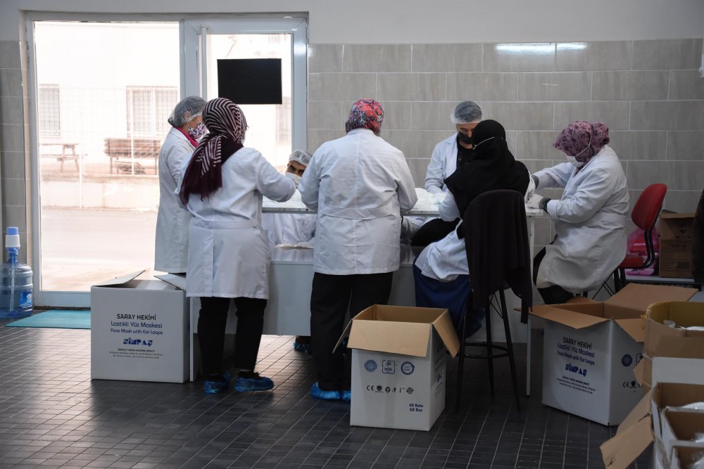 Kütahya’da 50 kadın, 9 ayda 4 milyon maske üretti