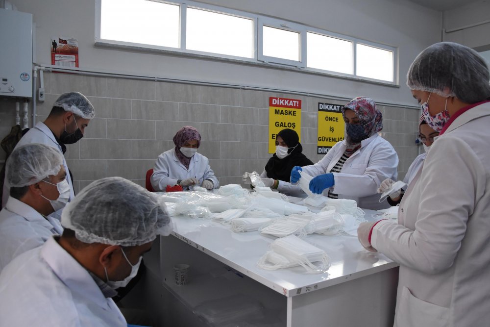Kütahya’da 50 kadın, 9 ayda 4 milyon maske üretti