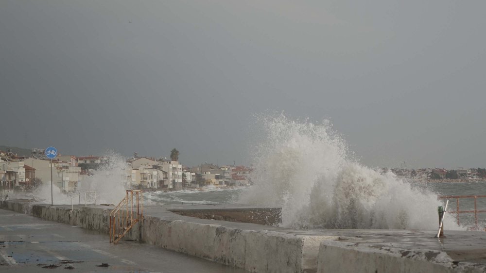 Lodos dalgaları Küçükkuyu sahillerini dövdü