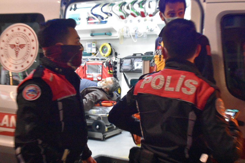 Polisten kaçan ehliyetsiz sürücü, yayalara çarptı: 4 yaralı
