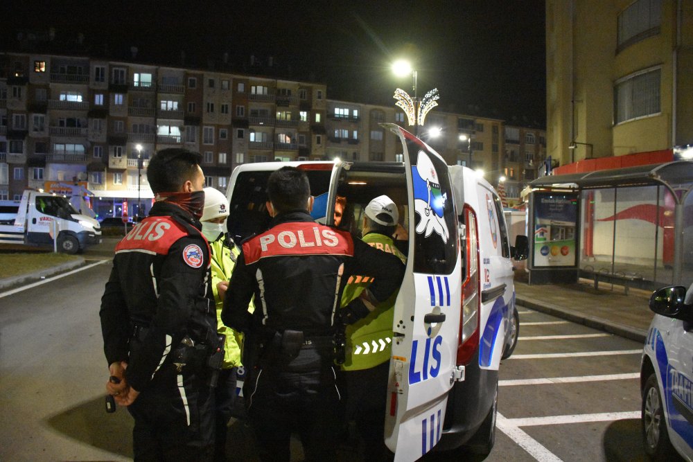 Polisten kaçan ehliyetsiz sürücü, yayalara çarptı: 4 yaralı