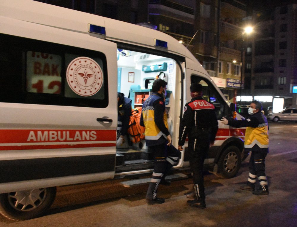Polisten kaçan ehliyetsiz sürücü, yayalara çarptı: 4 yaralı