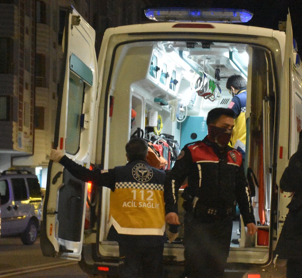 Polisten kaçan ehliyetsiz sürücü, yayalara çarptı: 4 yaralı