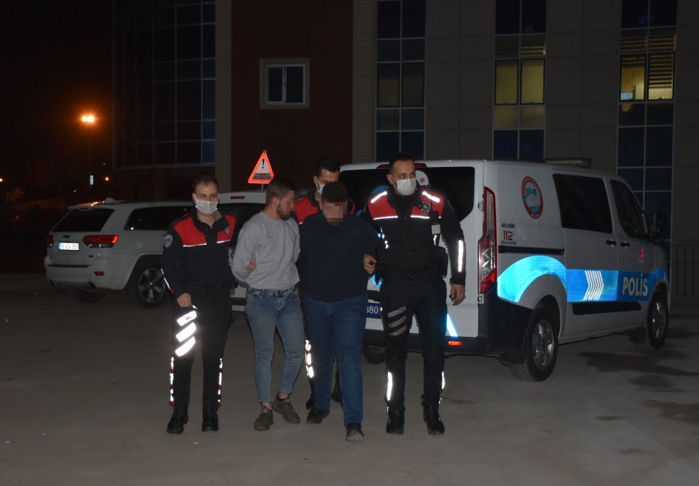 Polisten kaçan ehliyetsiz sürücü, yayalara çarptı: 4 yaralı