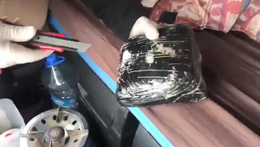 TIR'ın şoför yatağından 11 kilo 950 gram esrar ele geçti