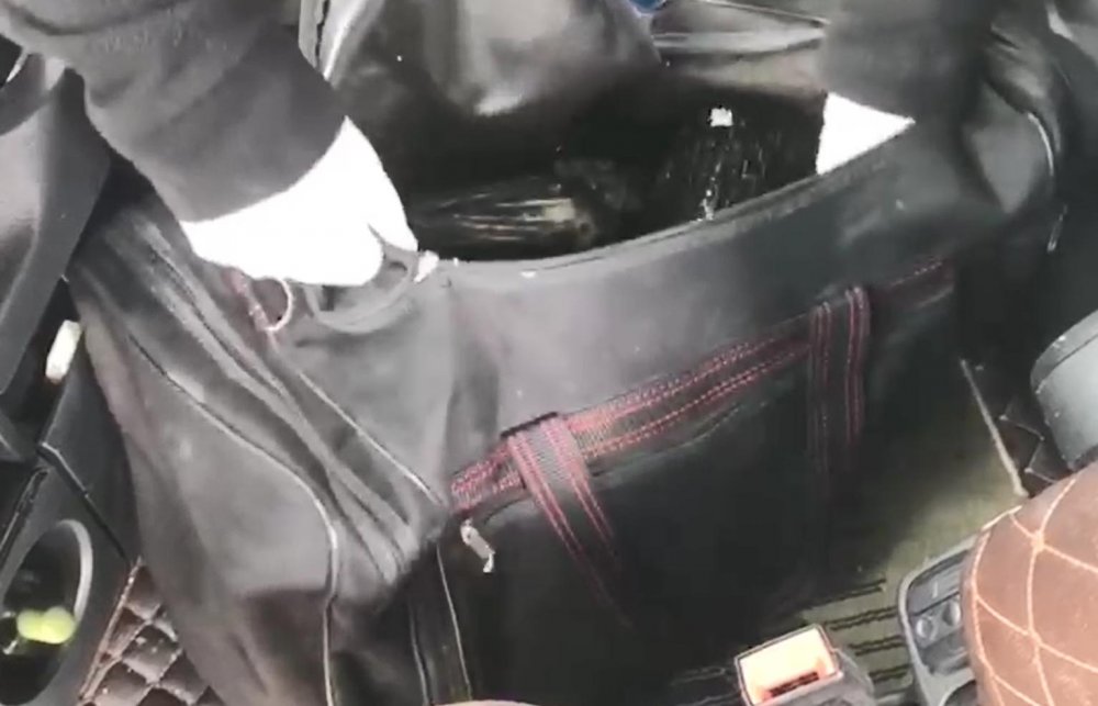 TIR'ın şoför yatağından 11 kilo 950 gram esrar ele geçti