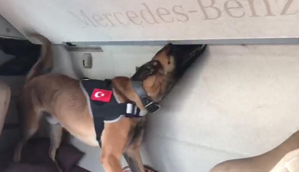 TIR'ın şoför yatağından 11 kilo 950 gram esrar ele geçti