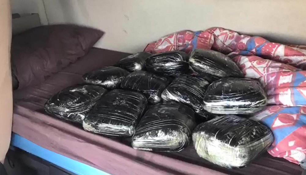 TIR'ın şoför yatağından 11 kilo 950 gram esrar ele geçti