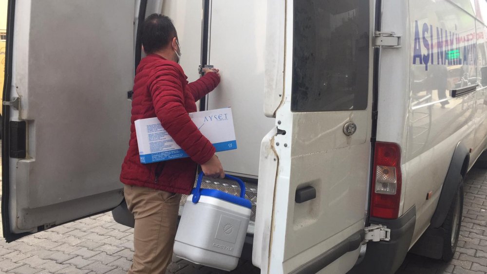 Adıyaman'daki sağlık kuruluşlarına aşı dağıtımı başladı