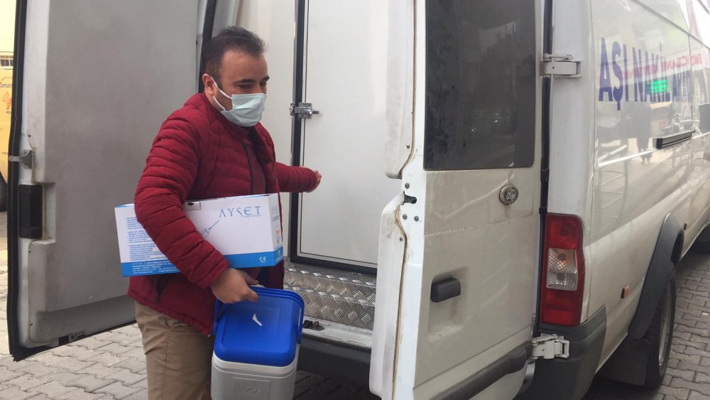 Adıyaman'daki sağlık kuruluşlarına aşı dağıtımı başladı