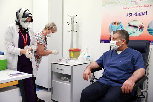Bakan Koca ve Bilim Kurulu üyeleri, koronavirüs aşısı oldu