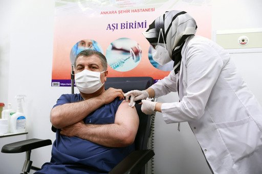 Bakan Koca ve Bilim Kurulu üyeleri, koronavirüs aşısı oldu