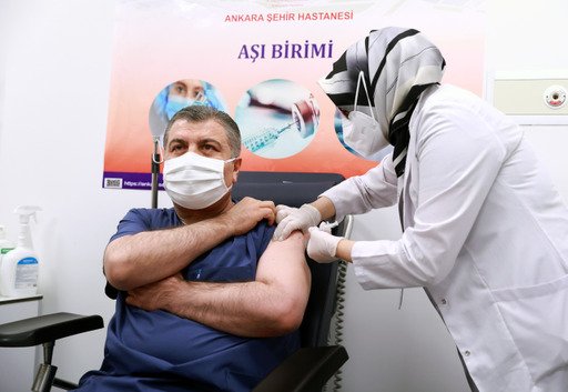 Bakan Koca ve Bilim Kurulu üyeleri, koronavirüs aşısı oldu