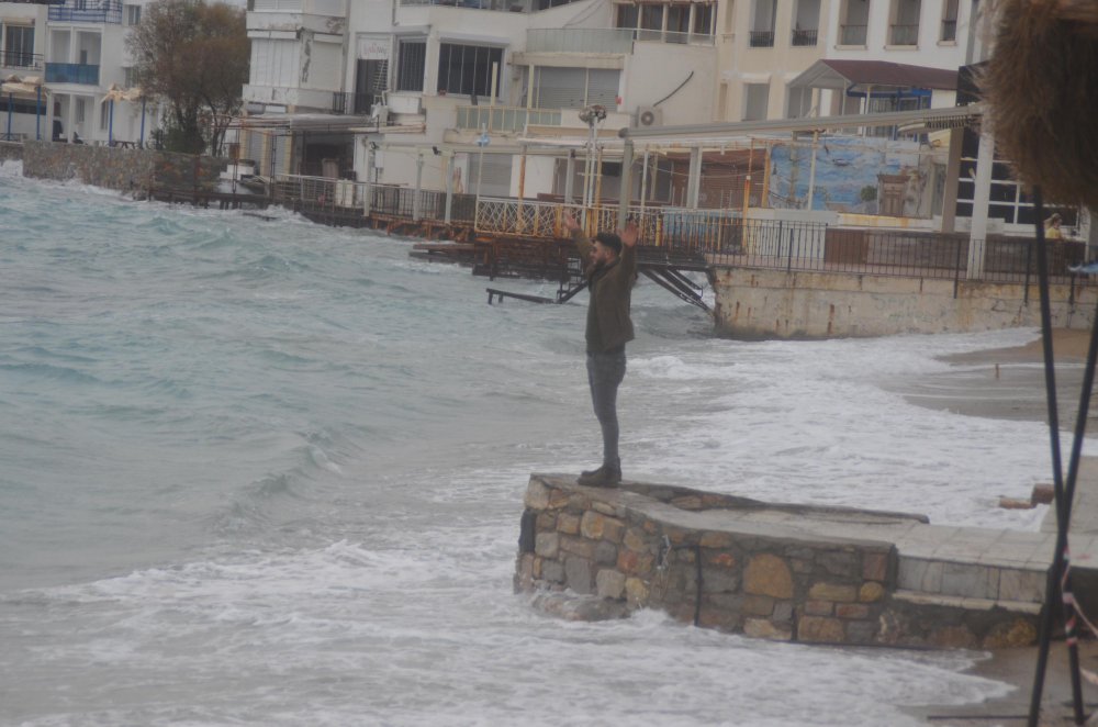 Bodrum'da dev dalgalar sahilleri dövdü