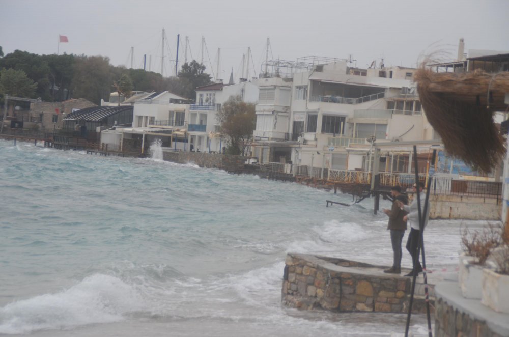 Bodrum'da dev dalgalar sahilleri dövdü