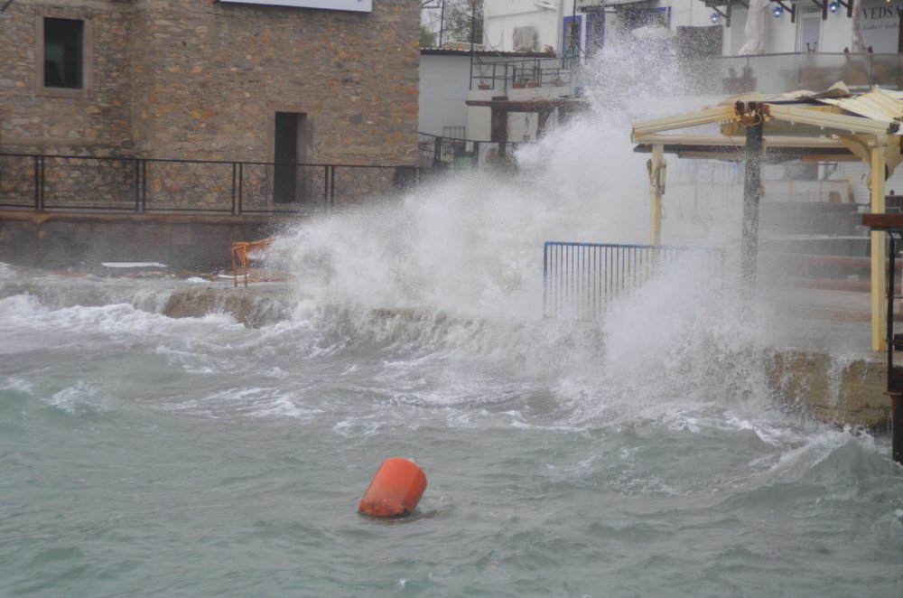 Bodrum'da dev dalgalar sahilleri dövdü